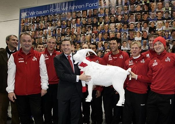 Zu Gast im Ford Fiesta-Werk in Köln waren Spieler, Trainer und Management des 1.FC Köln. Nach dem Rundgang durch die Werkshalle präsentierten die Fussballer gemeinsam mit Ford Deutschland-Chef Bernhard Mattes ihr Maskottchen. Foto: F.Stark/Ford-Werke Gmbh